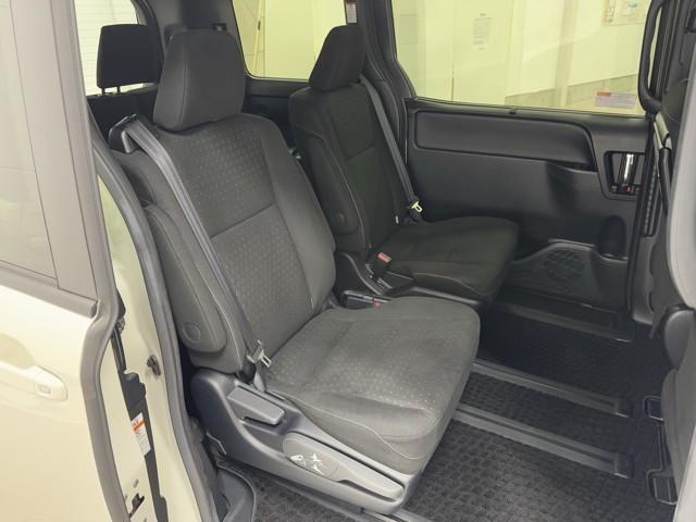 ノア ハイブリッドＧ　Ｒカメラ　スマートキー＆プッシュスタート　ＬＥＤへッドライト　地デジ　イモビライザー　記録簿有　Ｗエアコン　パワーウインドウ　アルミ　クルコン　エアバッグ　横滑り防止　ＤＶＤ再生機能　フルフラット（17枚目）