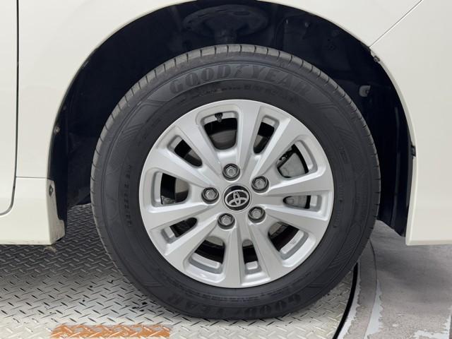 ノア ハイブリッドＧ　Ｒカメラ　スマートキー＆プッシュスタート　ＬＥＤへッドライト　地デジ　イモビライザー　記録簿有　Ｗエアコン　パワーウインドウ　アルミ　クルコン　エアバッグ　横滑り防止　ＤＶＤ再生機能　フルフラット（18枚目）