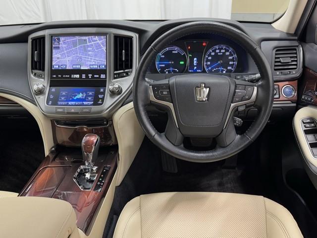 クラウンハイブリッド ロイヤルサルーンＧ　Ｂモニター　ＨＤＤナビゲーション　本革シート　オートエアコン　ナビＴＶ　電動シート　フルセグＴＶ　盗難防止システム　ＡＵＸ　ドラレコ　キーレス　パワーウィンドウ　アルミホイール　横滑り防止装置　ＥＴＣ（4枚目）