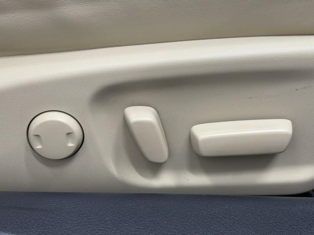 クラウンハイブリッド ロイヤルサルーンＧ　Ｂモニター　ＨＤＤナビゲーション　本革シート　オートエアコン　ナビＴＶ　電動シート　フルセグＴＶ　盗難防止システム　ＡＵＸ　ドラレコ　キーレス　パワーウィンドウ　アルミホイール　横滑り防止装置　ＥＴＣ（16枚目）