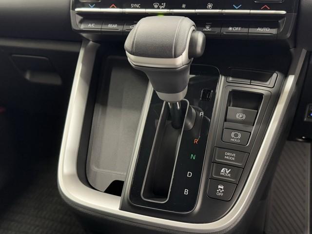 ヴォクシー ハイブリッドＳ－Ｚ　パワーウィンドウ　ＤＶＤ再生機能　インテリキー　横滑防止装置　地デジＴＶ　アクティブクルーズコントロール　フルオートエアコン　リアカメラ　エアバッグ　ＡＢＳ　１００Ｖ充電　ナビＴＶ　ＷＡＣ　キーレス（12枚目）