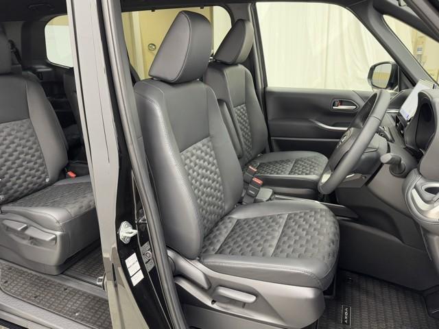 ヴォクシー ハイブリッドＳ－Ｚ　パワーウィンドウ　ＤＶＤ再生機能　インテリキー　横滑防止装置　地デジＴＶ　アクティブクルーズコントロール　フルオートエアコン　リアカメラ　エアバッグ　ＡＢＳ　１００Ｖ充電　ナビＴＶ　ＷＡＣ　キーレス（16枚目）