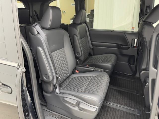 ヴォクシー ハイブリッドＳ－Ｚ　パワーウィンドウ　ＤＶＤ再生機能　インテリキー　横滑防止装置　地デジＴＶ　アクティブクルーズコントロール　フルオートエアコン　リアカメラ　エアバッグ　ＡＢＳ　１００Ｖ充電　ナビＴＶ　ＷＡＣ　キーレス（17枚目）