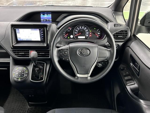 ノア Ｘ　ブレーキサポート　イモビライザー　アイドリングストッ　メンテナンスノート　ＡＵＸ　デュアルエアコン　ワンオーナー車　クルーズＣ　バックモニタ－　ＬＥＤランプ　スマートキ　オートエアコン　ＥＳＣ　３列（4枚目）