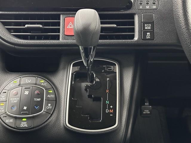 ノア Ｘ　ブレーキサポート　イモビライザー　アイドリングストッ　メンテナンスノート　ＡＵＸ　デュアルエアコン　ワンオーナー車　クルーズＣ　バックモニタ－　ＬＥＤランプ　スマートキ　オートエアコン　ＥＳＣ　３列（11枚目）