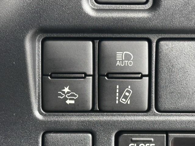 ノア Ｘ　ブレーキサポート　イモビライザー　アイドリングストッ　メンテナンスノート　ＡＵＸ　デュアルエアコン　ワンオーナー車　クルーズＣ　バックモニタ－　ＬＥＤランプ　スマートキ　オートエアコン　ＥＳＣ　３列（12枚目）