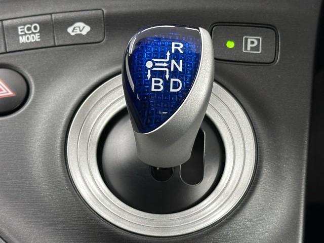 プリウス Ｓ　ＬＥＤエディション　ＡＵＸ端子　フルオートエアコン　ナビＴＶ　地デジＴＶ　スマートキープッシュスタート　ＡＷ　点検記録簿　パワーウィンドー　Ｂカメ　Ｗエアバッグ　イモビ　エアバック　サイドエアバック　キーレスエントリー（10枚目）