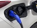 PHEVならでは、外部から電気を充電して車を動かすことが出来ますよ。詳しくはスタッフまでお問合せ下さい。