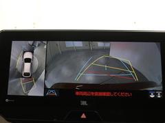 パノラミックビューモニターシステムが付いているので車の上から見た映像が確認できますよ。　一目で車両周辺の情報を確認できますが、直接安全をご確認下さい。 3