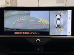 パノラミックビューモニターシステムが付いているので車の上から見た映像が確認できますよ。　一目で車両周辺の情報を確認できますが、直接安全をご確認下さい。 5