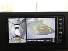 パノラミックビューモニターシステムが付いているので車の上から見た映像が確認できますよ。　一目で車両周辺の情報を確認できますが、直接安全をご確認下さい。 6