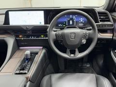 シックな色使いの運転席周りですね。すっきりとしたデザインで上品な色使いです。居心地の良い運転席、長く座ってられるリラックスできるデザインがいいですね。 4