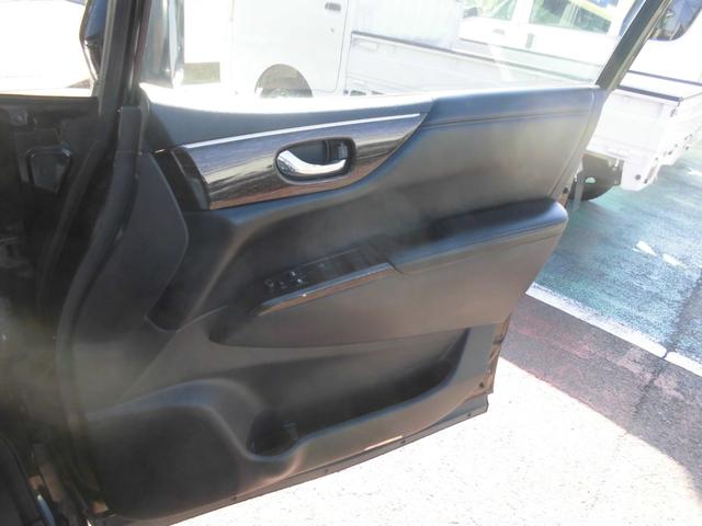 エルグランド ２５０ハイウェイスター　切替式４ＷＤ　７人乗り　純正ナビ　全方位アラウンドビューカメラ　純天井モニター　左右パワースライドドア　ＥＴＣ　ＨＩＤ　スマートキー　専用コンビレザー風シート　タイヤ４本新品（20枚目）