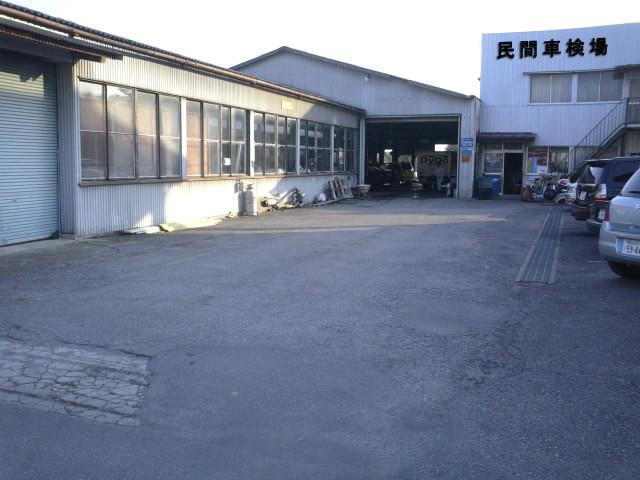 軽専門店の裏には民間車検場の整備工場も完備しております。