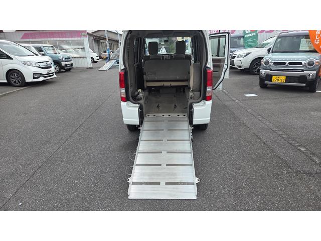 エブリイワゴン 　車いす移動車　後部電動固定　リヤシート付　（ＡＢＡ－ＤＡ６４Ｗ改）　コラムオートマ　ナビＴＶ　キーレス（5枚目）