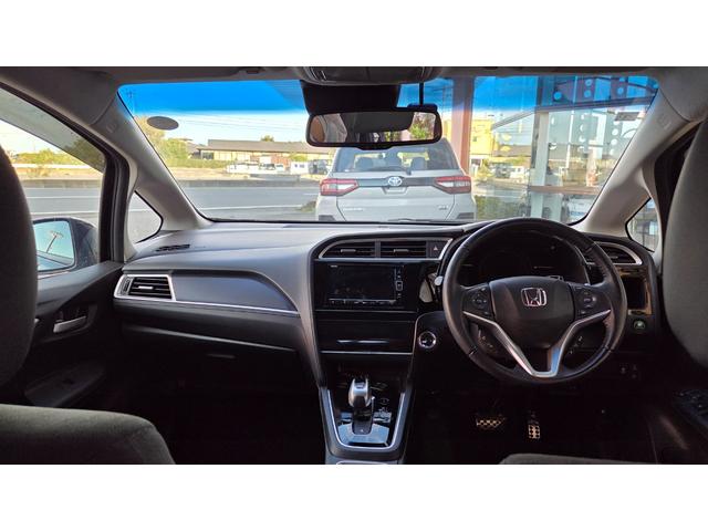 シャトル ハイブリッドＸ　ホンダセンシング　純正ナビＴＶ　バックカメラ　ＥＴＣ　ドラレコ　アダプティブクルーズコントロール　レーンキープアシスト　ＬＥＤヘッドライト　革巻きステアリング　パドルシフト（8枚目）