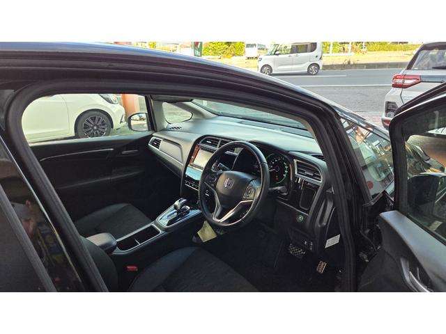 シャトル ハイブリッドＸ　ホンダセンシング　純正ナビＴＶ　バックカメラ　ＥＴＣ　ドラレコ　アダプティブクルーズコントロール　レーンキープアシスト　ＬＥＤヘッドライト　革巻きステアリング　パドルシフト（9枚目）