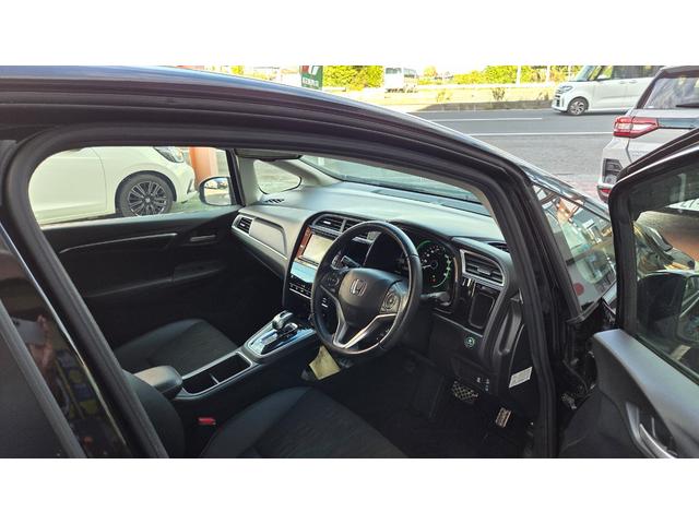 シャトル ハイブリッドＸ　ホンダセンシング　純正ナビＴＶ　バックカメラ　ＥＴＣ　ドラレコ　アダプティブクルーズコントロール　レーンキープアシスト　ＬＥＤヘッドライト　革巻きステアリング　パドルシフト（10枚目）