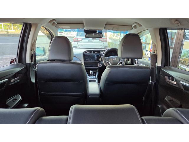 シャトル ハイブリッドＸ　ホンダセンシング　純正ナビＴＶ　バックカメラ　ＥＴＣ　ドラレコ　アダプティブクルーズコントロール　レーンキープアシスト　ＬＥＤヘッドライト　革巻きステアリング　パドルシフト（13枚目）