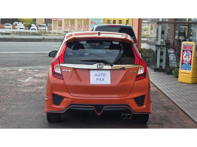 フィット ＲＳ　６速ＭＴ　純正エアロ　無限マフラー　純正ナビＴＶ　ＥＴＣ　前後ドラレコ　オートクルーズ　ＬＥＤヘットライト　ＡＷ　フォグランプ　プッシュスタート　キーレス（7枚目）