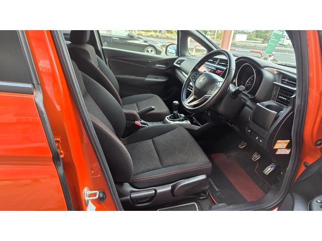 フィット ＲＳ　６速ＭＴ　純正エアロ　無限マフラー　純正ナビＴＶ　ＥＴＣ　前後ドラレコ　オートクルーズ　ＬＥＤヘットライト　ＡＷ　フォグランプ　プッシュスタート　キーレス（9枚目）