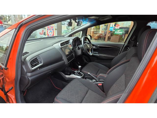 フィット ＲＳ　６速ＭＴ　純正エアロ　無限マフラー　純正ナビＴＶ　ＥＴＣ　前後ドラレコ　オートクルーズ　ＬＥＤヘットライト　ＡＷ　フォグランプ　プッシュスタート　キーレス（11枚目）