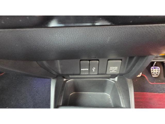 フィット ＲＳ　６速ＭＴ　純正エアロ　無限マフラー　純正ナビＴＶ　ＥＴＣ　前後ドラレコ　オートクルーズ　ＬＥＤヘットライト　ＡＷ　フォグランプ　プッシュスタート　キーレス（21枚目）