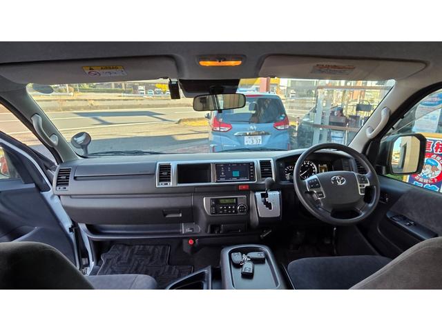 ハイエースワゴン ＧＬ　ガソリン車　純正ナビＴＶ　バックカメラ　純正ドラレコ　車線逸脱防止機能　オートハイビーム　衝突軽減ブレーキ　コーナーセンサー　両側スライドドア　ＡＣ１００Ｖコンセント　３列目シート跳ね上げ式（8枚目）