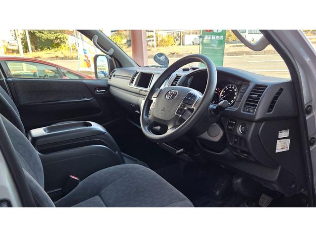 ハイエースワゴン ＧＬ　ガソリン車　純正ナビＴＶ　バックカメラ　純正ドラレコ　車線逸脱防止機能　オートハイビーム　衝突軽減ブレーキ　コーナーセンサー　両側スライドドア　ＡＣ１００Ｖコンセント　３列目シート跳ね上げ式（9枚目）