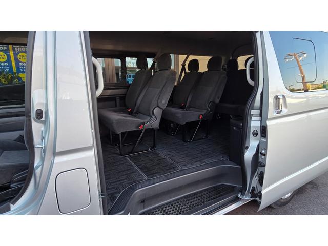 ハイエースワゴン ＧＬ　ガソリン車　純正ナビＴＶ　バックカメラ　純正ドラレコ　車線逸脱防止機能　オートハイビーム　衝突軽減ブレーキ　コーナーセンサー　両側スライドドア　ＡＣ１００Ｖコンセント　３列目シート跳ね上げ式（12枚目）
