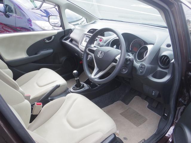 フィット Ｇ　５速マニュアル／走行１．８万キロ／禁煙車（11枚目）