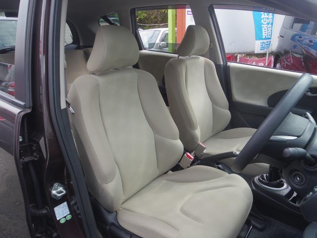 フィット Ｇ　５速マニュアル／走行１．８万キロ／禁煙車（12枚目）