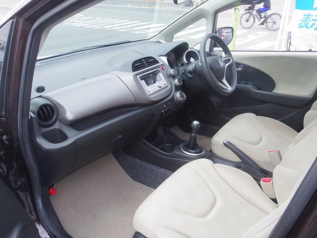 フィット Ｇ　５速マニュアル／走行１．８万キロ／禁煙車（13枚目）