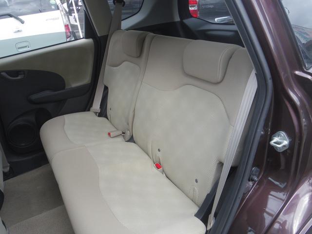 フィット Ｇ　５速マニュアル／走行１．８万キロ／禁煙車（16枚目）