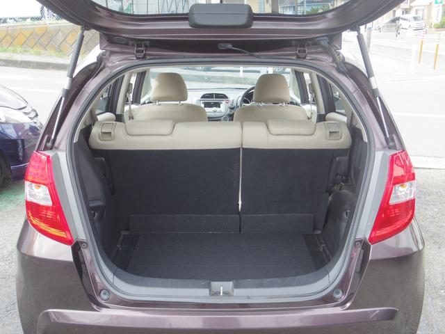 フィット Ｇ　５速マニュアル／走行１．８万キロ／禁煙車（17枚目）