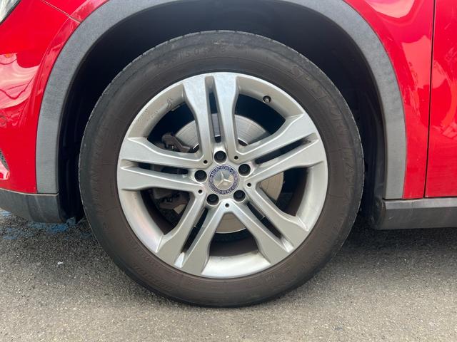 ＧＬＡクラス ＧＬＡ２５０　４マチック　ガラスルーフ　ハーフレザー電動シート　Ｂｌｕｅｔｏｏｔｈ　電動リアゲート　タイヤ新品交換　禁煙車　キー２個有　鑑定書付（6枚目）