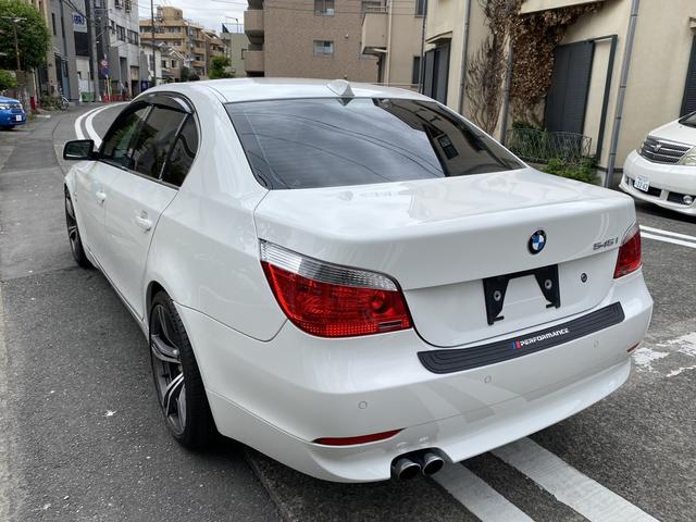 ５シリーズ ５４５ｉ　オートクルーズコントロール　ナビ　アルミホイール　オートライト　ＨＩＤ　サンルーフ　ＡＴ　盗難防止システム　パワーシート　革シート　ＣＤ　ＡＢＳ　エアコン　パワーステアリング　パワーウィンドウ（17枚目）