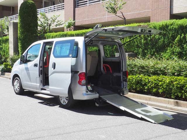 　福祉車両・手動スロープ・車いす１名・７人乗り・車イス後退防止装置サード・電動車イス固定装置サード・左側スライドドア連動オートステップ・ＳＤナビ　フルセグＴＶバックモニター(17枚目)