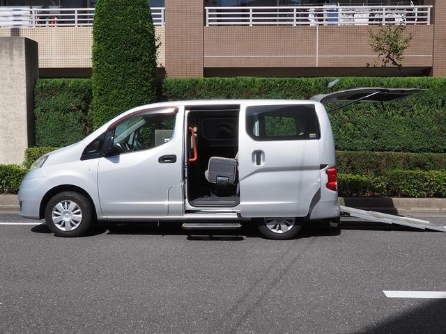 ＮＶ２００バネットバン 　福祉車両・手動スロープ・車いす１名・計７人乗・左側スライドドア連動オートステップ・アシストグリップ・キーレス・車イス後退防止ベルトサード・電動車イス固定装置サード（17枚目）