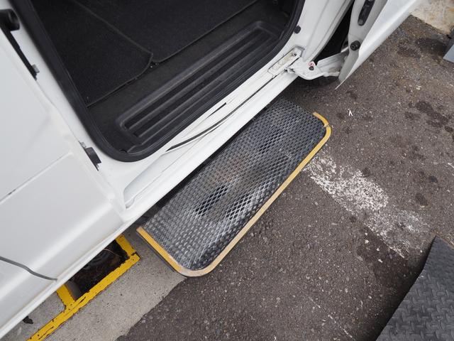 ＮＶ２００バネットバン 　福祉車両・手動スロープ・車いす１名・計７人乗・リヤクーラー・左側スライドドア連動オートステップ・アシストグリップ・スマートキー・車イス後退防止ベルトサード・電動車イス固定装置サード（18枚目）