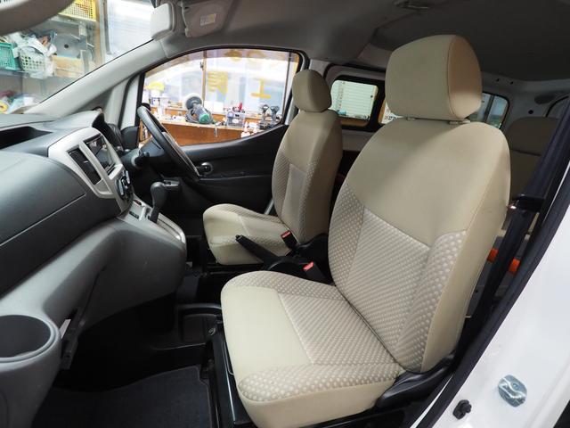 ＮＶ２００バネットバン 　福祉車両・手動スロープ・車いす１名・計７人乗・リヤクーラー・左側ドア連動オートステップ・アシストグリップ・社外ナビ　純正バックカメラ・キーレス・車イス後退防止ベルトサード・電動車イス固定装置サード（9枚目）