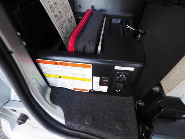 ＮＶ２００バネットバン 　福祉車両・手動スロープ・車いす１名・計７人乗・福祉装置点検済・ＰＶガラス・オートステップ・アシストグリップ　純正ナビバックカメラ・フルセグＴＶ・電動固定装置・リヤークーラー付・車検２年付　８ナンバー（4枚目）