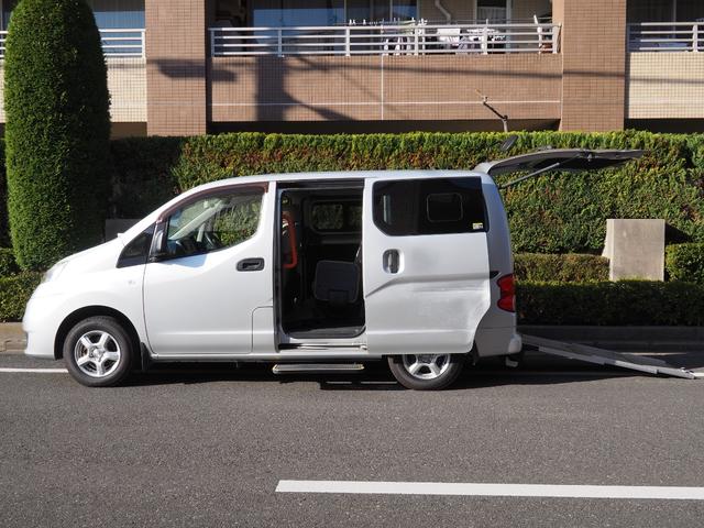 ＮＶ２００バネットバン 　福祉車両・手動スロープ・車いす１名・計７人乗・福祉装置点検済・ＰＶガラス・オートステップ・アシストグリップ　純正ナビバックカメラ・フルセグＴＶ・電動固定装置・リヤークーラー付・車検２年付　８ナンバー（23枚目）