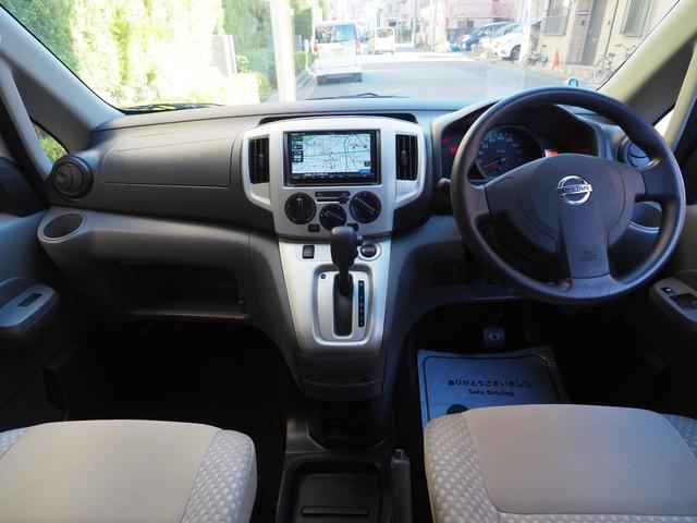 NV200バネットバン 福祉車両・手動スロープ・車いす1名・計7人乗・リヤクーラー・左側ドア連動オートステップ・アシストグリップ・社外ナビバックカメラ・キーレス・車イス後退防止ベルトサード・電動車イス固定装置サード(4枚目)