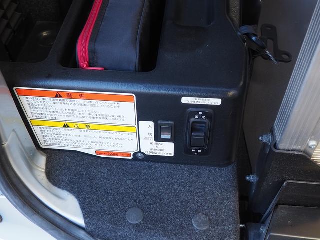 NV200バネットバン 福祉車両・手動スロープ・車いす1名・計7人乗・リヤクーラー・左側ドア連動オートステップ・アシストグリップ・社外ナビバックカメラ・キーレス・車イス後退防止ベルトサード・電動車イス固定装置サード(16枚目)