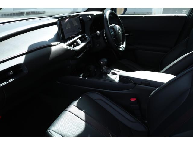 ＵＸ ＵＸ２００　Ｆスポーツ　ワンオーナー　ＴＲＤエアロダイナミクスパッケージ（Ｆ・Ｓ・Ｒ・マフラー）　ＴＲＤエアロフェンダー　本革シート（ブラック）　ムーンルーフ　３眼　パノラミックビュー　ブラインドスポット　オレンジキャリパー（7枚目）