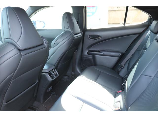 ＵＸ ＵＸ２００　Ｆスポーツ　ワンオーナー　ＴＲＤエアロダイナミクスパッケージ（Ｆ・Ｓ・Ｒ・マフラー）　ＴＲＤエアロフェンダー　本革シート（ブラック）　ムーンルーフ　３眼　パノラミックビュー　ブラインドスポット　オレンジキャリパー（8枚目）