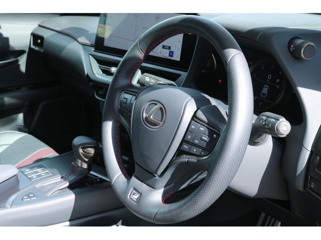 ＵＸ ＵＸ２００　Ｆスポーツ　ワンオーナー　ＴＲＤエアロダイナミクスパッケージ（Ｆ・Ｓ・Ｒ・マフラー）　ＴＲＤエアロフェンダー　本革シート（ブラック）　ムーンルーフ　３眼　パノラミックビュー　ブラインドスポット　オレンジキャリパー（30枚目）