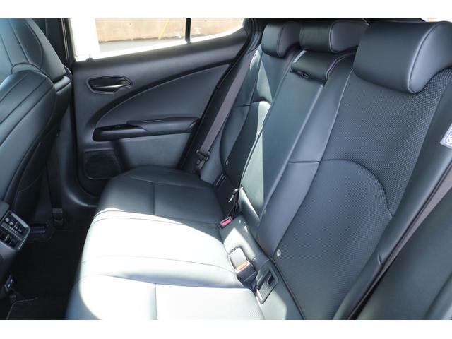 ＵＸ ＵＸ２００　Ｆスポーツ　ワンオーナー　ＴＲＤエアロダイナミクスパッケージ（Ｆ・Ｓ・Ｒ・マフラー）　ＴＲＤエアロフェンダー　本革シート（ブラック）　ムーンルーフ　３眼　パノラミックビュー　ブラインドスポット　オレンジキャリパー（35枚目）