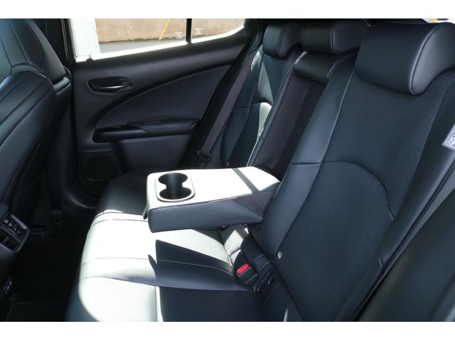 ＵＸ ＵＸ２００　Ｆスポーツ　ワンオーナー　ＴＲＤエアロダイナミクスパッケージ（Ｆ・Ｓ・Ｒ・マフラー）　ＴＲＤエアロフェンダー　本革シート（ブラック）　ムーンルーフ　３眼　パノラミックビュー　ブラインドスポット　オレンジキャリパー（36枚目）